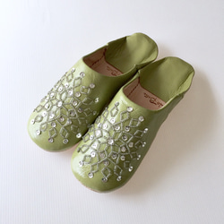 手工縫製的繡花拖鞋優雅橄欖Noara 第4張的照片