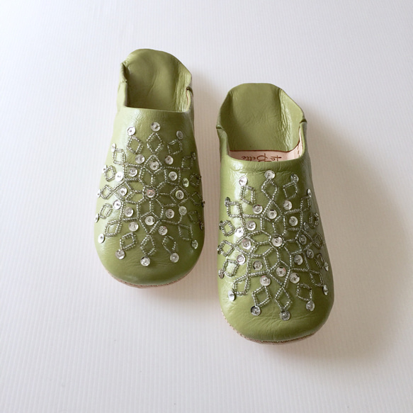 手工縫製的繡花拖鞋優雅橄欖Noara 第5張的照片