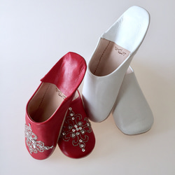 拖鞋Rapera鮮豔的紅色和白色的簡單集合 第1張的照片