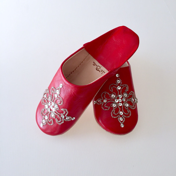 拖鞋Rapera鮮豔的紅色和白色的簡單集合 第5張的照片
