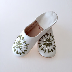 送料無料　綺麗な刺繍バブーシュ　アリナス 白×オリーブ 1枚目の画像