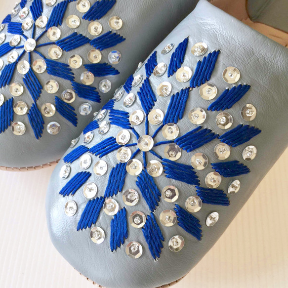 免費送貨，直到11/6優雅拖鞋Funun灰色×藍色（僅在日本）手工縫製的刺繡 第3張的照片