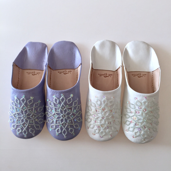 優雅的巴布舒一套手工縫製的刺繡Noara淺紫色和白色 第2張的照片