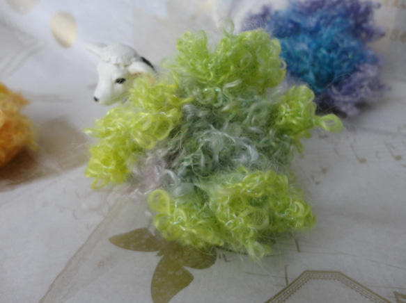 手紡ぎ糸　お花のヘアゴム 3枚目の画像