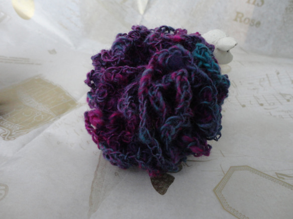 手紡ぎ糸のコサージュ 2枚目の画像