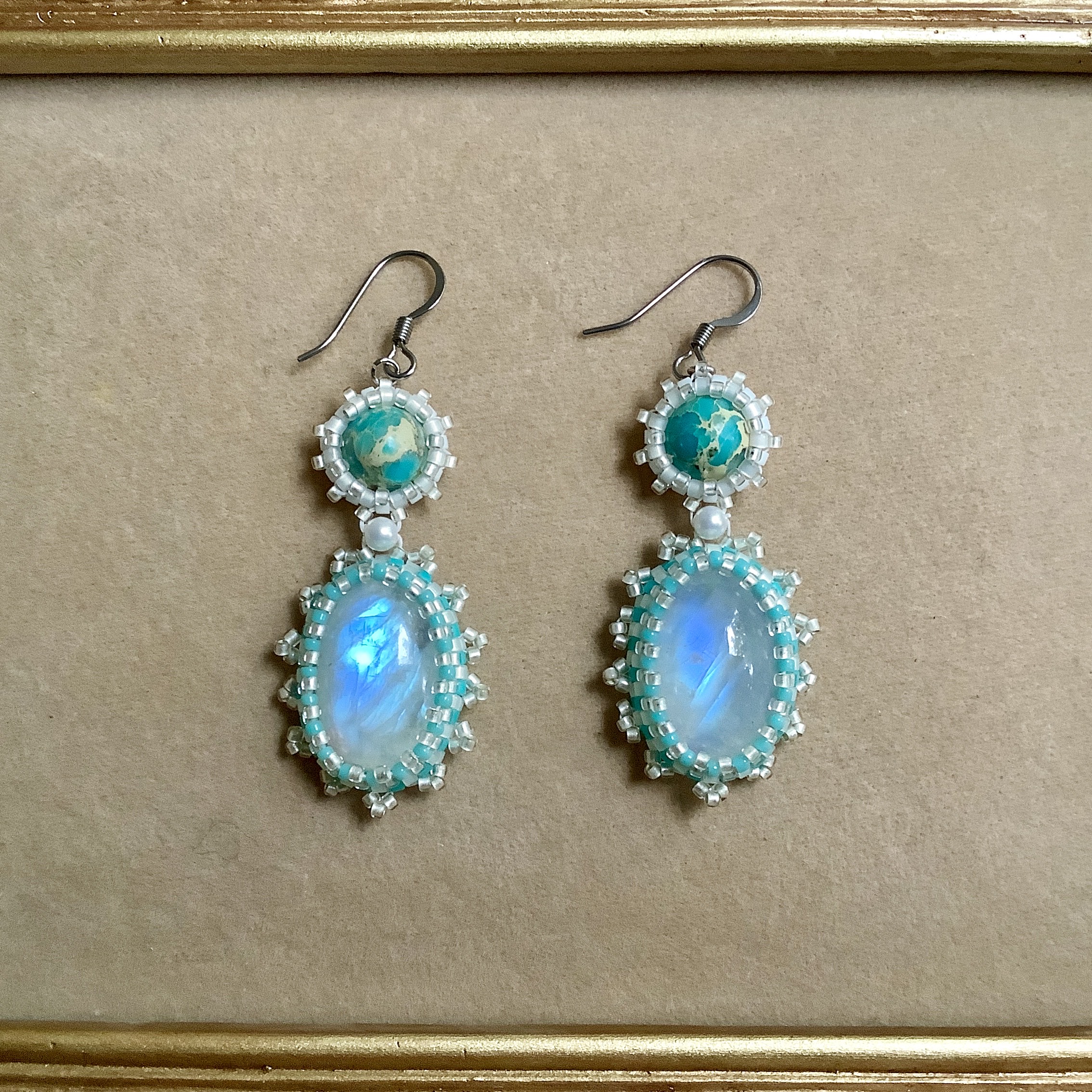 【送料無料】宝石質大粒レインボームーンストーンのピアス 一点もの 天然石 ペヨーテステッチ