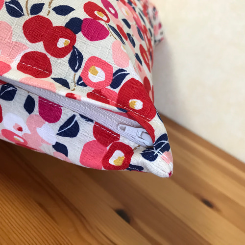 ファスナータイプクッションカバー小さい椿柄(アイボリー