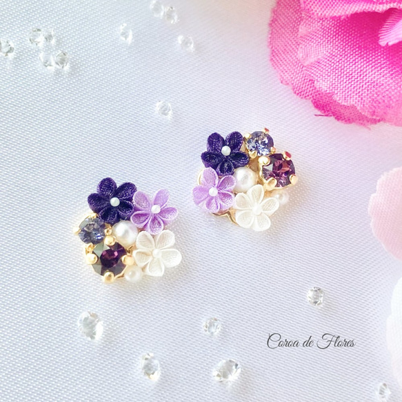 小花とビジューの耳飾り(紫) つまみ細工　正絹羽二重　シルク 2枚目の画像