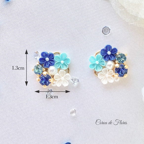 小花とビジューの耳飾り(青) つまみ細工　正絹羽二重　シルク　 6枚目の画像