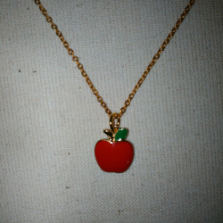 りんごのゴールドネックレス　 1枚目の画像