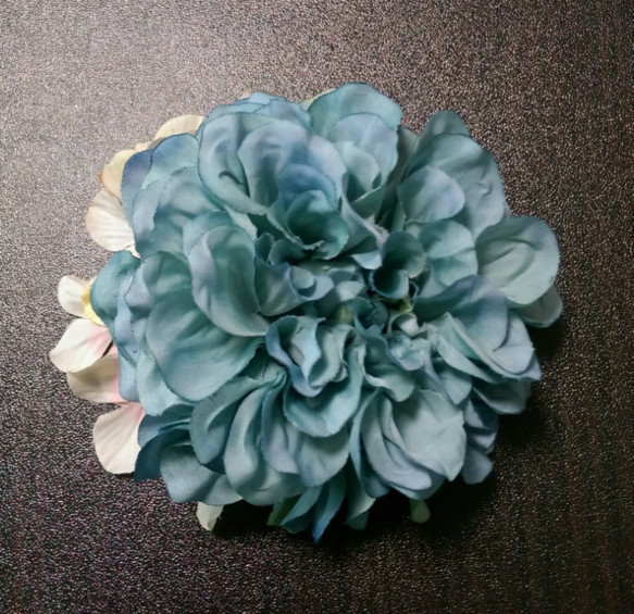 大麗花和繡球花（古董藍×淡粉色）雙向胸花 第2張的照片