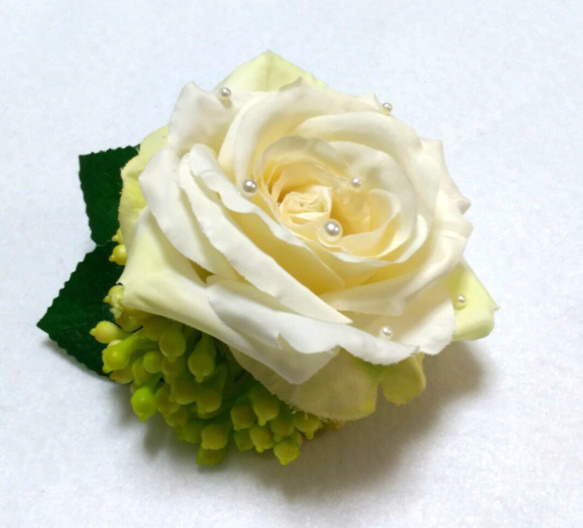 白玫瑰和珍珠胸花 第1張的照片