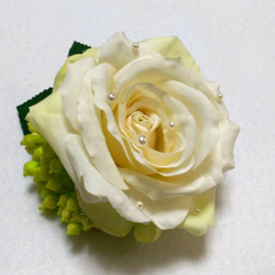 白玫瑰和珍珠胸花 第2張的照片