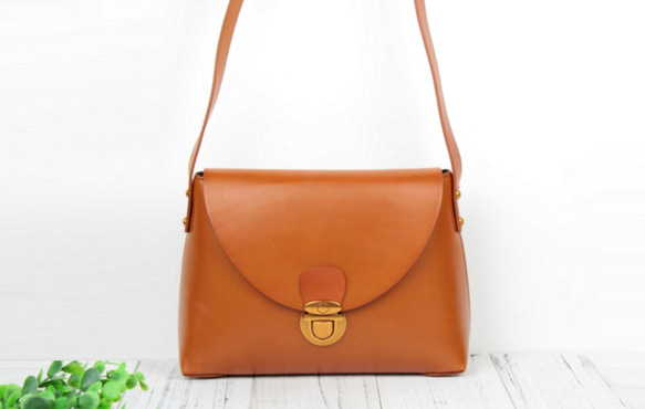 本革 かわいいレトロ風レザーショルダーバッグ ♪Brown♪ 1枚目の画像