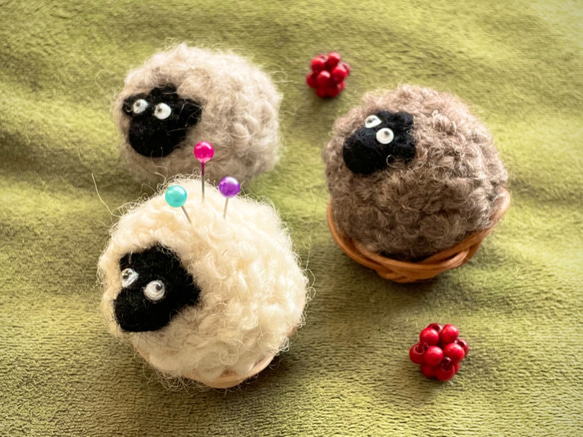 羊と籐のピンクッション 1枚目の画像