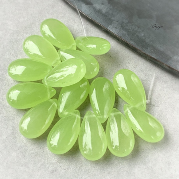 イエローグリーンジェード 大粒ペアシェイプ22×12×7mm 2粒 天然石