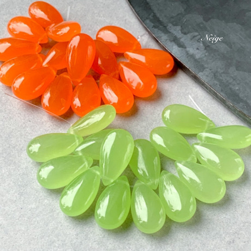 イエローグリーンジェード 大粒ペアシェイプ22×12×7mm 2粒 天然石