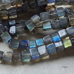 宝石質 ラブラドライトAAA- キューブ　4mm 天然石パーツ 2枚目の画像