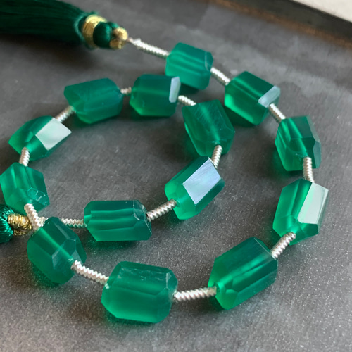 宝石質グリーンオニキスAAA タンブルカット 天然石パーツ 天然石 Neige