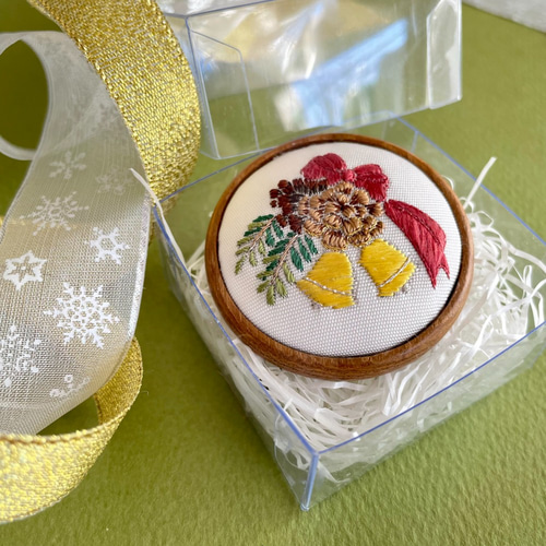 松ぼっくりとベル 刺繍ブローチ 絹糸と金銀糸の日本刺繍 松ぼっくりとベル 刺繍ブローチ 絹糸と金銀糸の日本刺繍