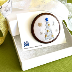 ホワイトクリスマスツリー　刺繍ブローチ　絹糸と銀糸の日本刺繍 9枚目の画像