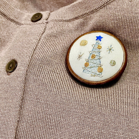 ホワイトクリスマスツリー　刺繍ブローチ　絹糸と銀糸の日本刺繍 8枚目の画像