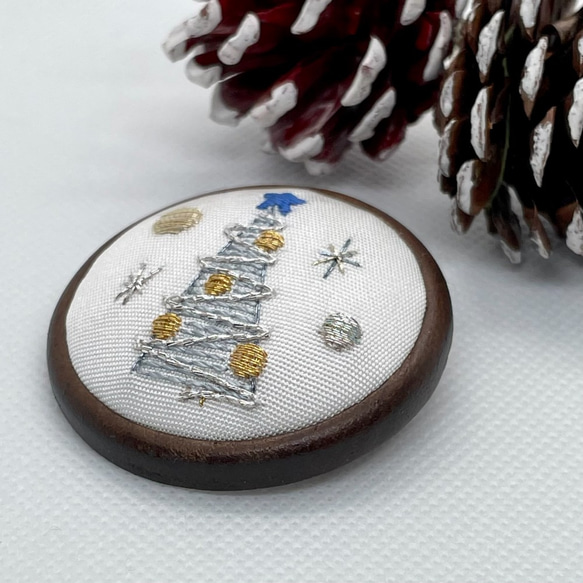 ホワイトクリスマスツリー　刺繍ブローチ　絹糸と銀糸の日本刺繍 7枚目の画像
