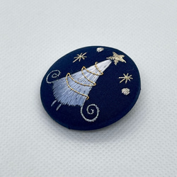 ☆夜空のクリスマスツリー　刺繍ブローチ　絹糸と金銀糸の日本刺繍　 4枚目の画像