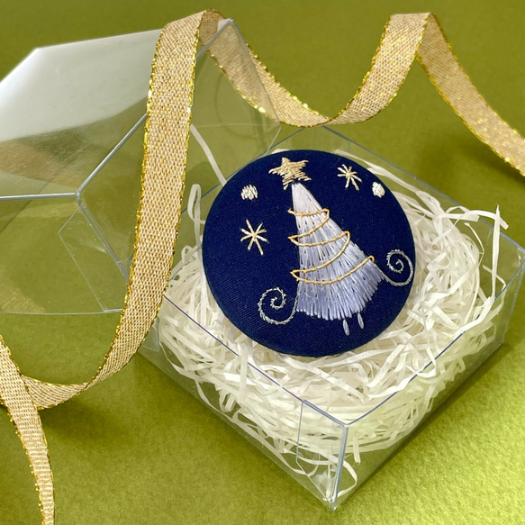 ☆夜空のクリスマスツリー　刺繍ブローチ　絹糸と金銀糸の日本刺繍　 10枚目の画像