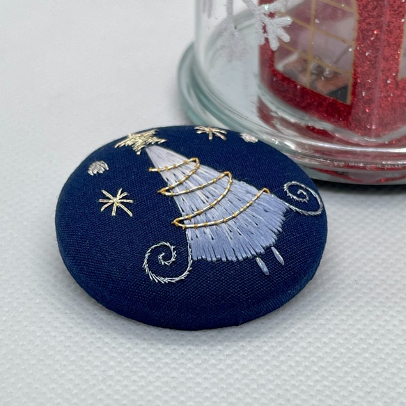 ☆夜空のクリスマスツリー　刺繍ブローチ　絹糸と金銀糸の日本刺繍　 8枚目の画像