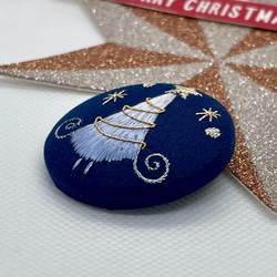 ☆夜空のクリスマスツリー　刺繍ブローチ　絹糸と金銀糸の日本刺繍　 2枚目の画像