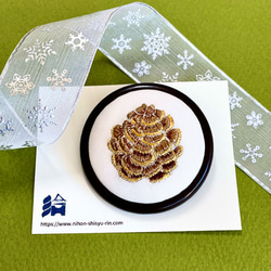 松ぼっくり　刺繍ブローチ　絹糸と金糸の日本刺繍 10枚目の画像