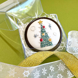 クリスマスツリー　刺繍ブローチ　絹糸と金銀糸の日本刺繍 8枚目の画像