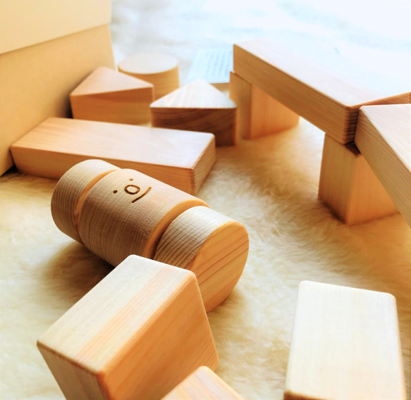木製 ･ 赤ちゃん の おもちゃ セット(  積み木  と、ラトルと、くるま)【出産祝い】【ハーフバースデー】 5枚目の画像