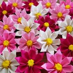 ＊折り紙　ピンク系4色　立体の花飾り(園・施設の壁面飾りなどに)　送料無料＊ 2枚目の画像