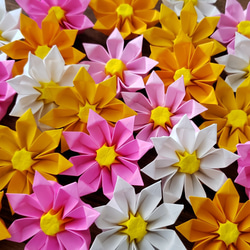＊折り紙　可愛い5色　立体の花飾り(園・施設の壁面飾りなどに)　送料無料＊ 2枚目の画像
