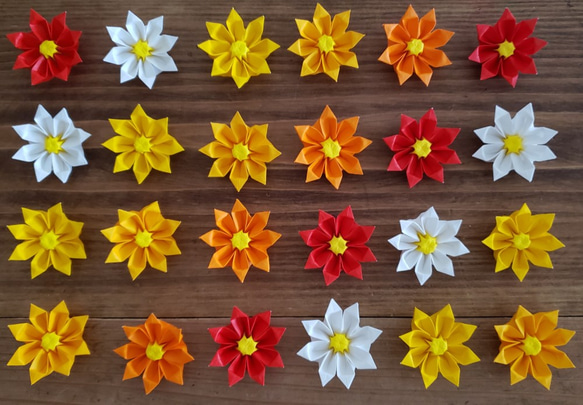 ＊折り紙　暖かい5色　立体の花飾り(園・施設の壁面飾りなどに)　送料無料＊ 3枚目の画像