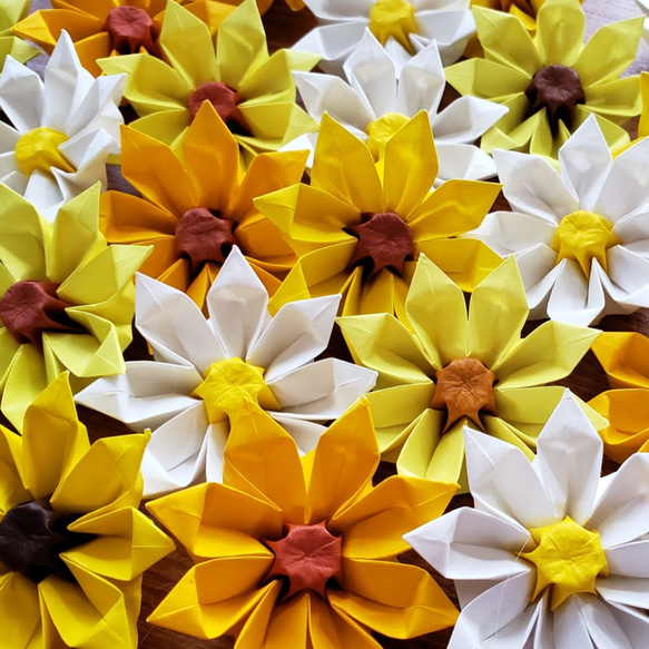 ＊折り紙　黄・白4色　立体の花飾り(園・施設の壁面飾りなどに)　送料無料＊ 2枚目の画像