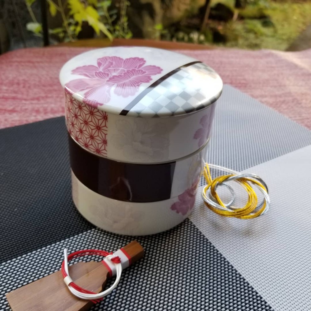 【三段お重 牡丹柄】Ｍサイズ・色選択（金・銀）