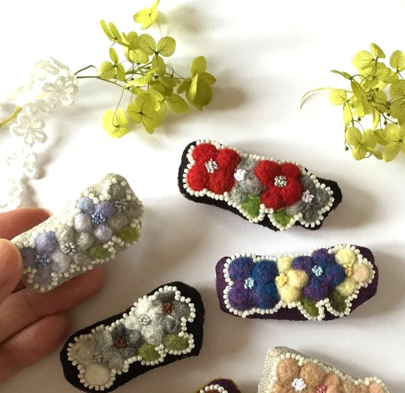 ビーズと小花の羊毛刺繍ブローチ 3枚目の画像