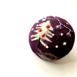 羊毛刺繍ブローチ〈雪のりんごの木〉 2枚目の画像