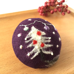 羊毛刺繍ブローチ〈雪のりんごの木〉 3枚目の画像