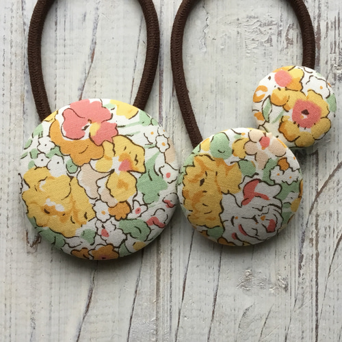リバティ生地のくるみボタンの髪ゴムとパッチンピンのセット 3個セット