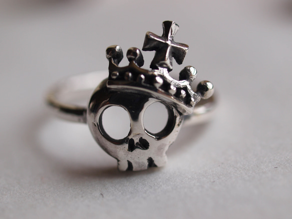 骷顱王冠造型戒指 第1張的照片