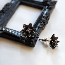 【受注製作】蓮のお花のスタッドピアス 1枚目の画像
