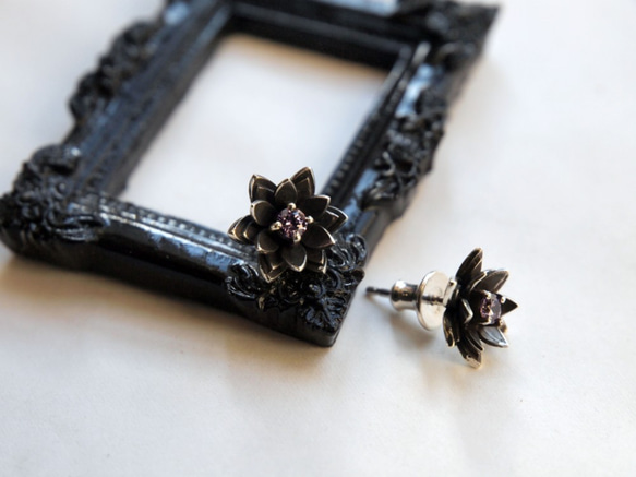 【受注製作】蓮のお花のスタッドピアス 1枚目の画像