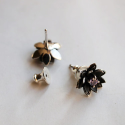 【受注製作】蓮のお花のスタッドピアス 2枚目の画像