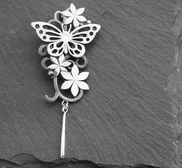 【訂製】蝴蝶和小花的造型墜飾項鍊 第1張的照片