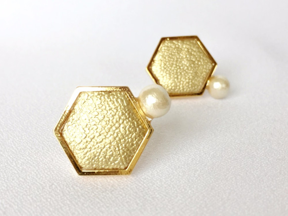 【接受耳環】皮革和棉珍珠耳環&lt;Hexagon Gold&gt; 第1張的照片