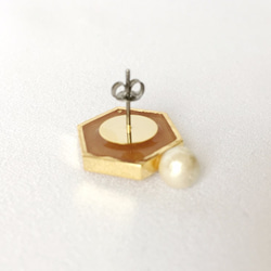 【接受耳環】皮革和棉珍珠耳環&lt;Hexagon Gold&gt; 第2張的照片